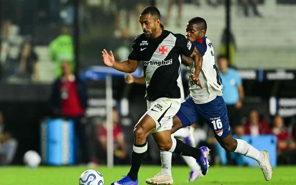 Paulo Henrique, do Vasco, correndo contra o Indepediente Medellín