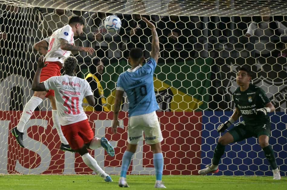 Pedro Henrique, do RB Bragantino cebecando contra o Sporting Cristal