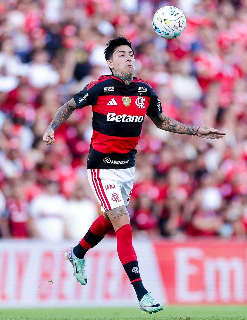 Pulgar vestindo a camisa rubro-negra do Flamengo