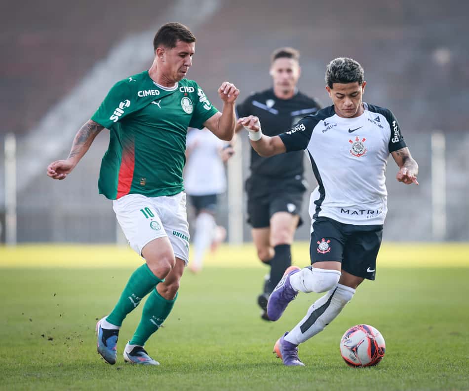 Jogadores de Palmeiras e Corinthians duelam pela bola