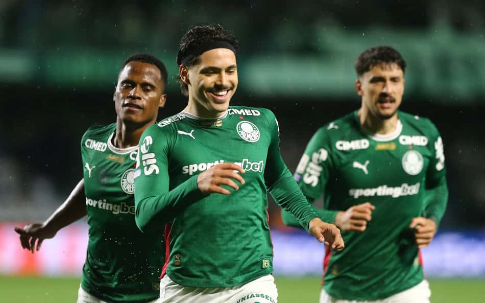 Maurício e elenco do Palmeiras comemorando