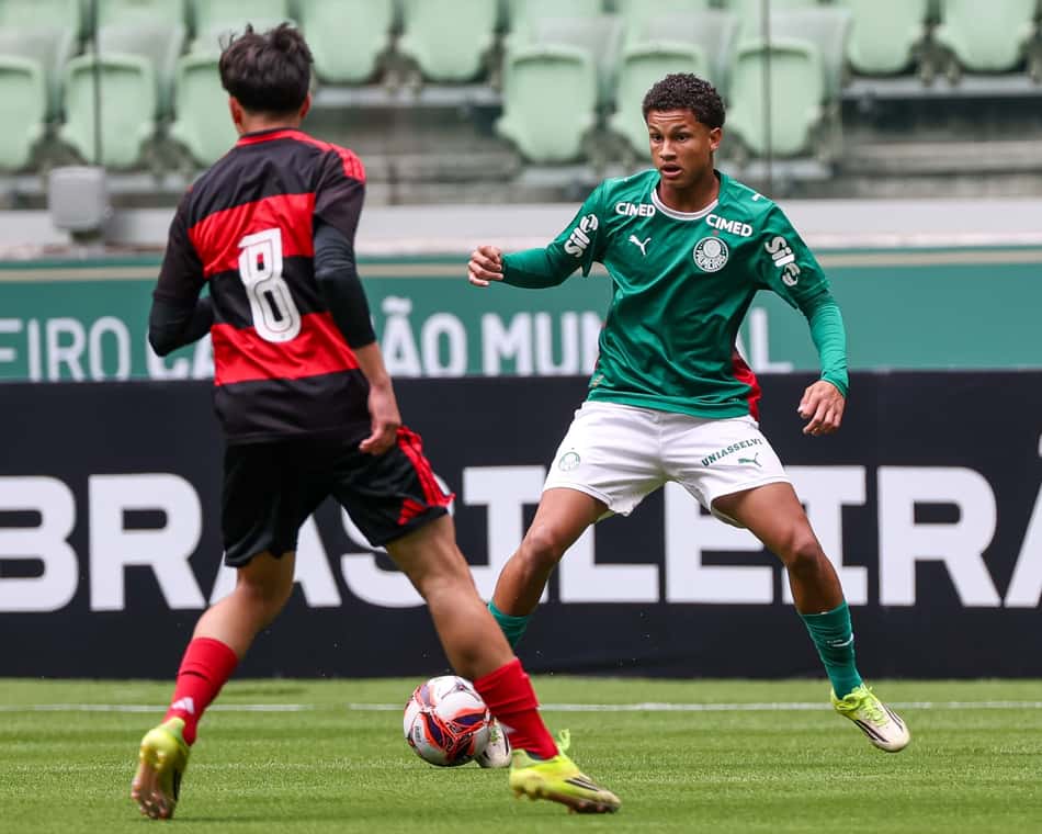 O camisa 8 do Flamengo acompanha de perto a marcação do jogador do Palmeiras pelo Brasileiro Sub-17