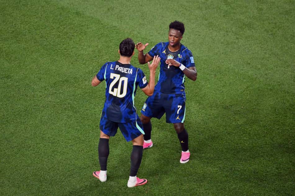 Vinicius Jr. celebrando o gol com Lucas Paquetá, com a tradicional dancinha da dupla