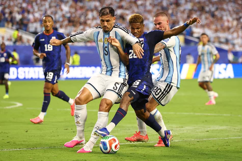 Paredes e Varela disputam a bola no jogo entre Argentina e Cabo Verde, pela Copa do Mundo