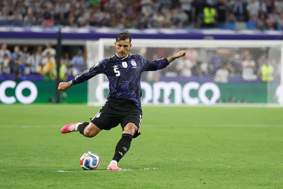 Paredes em ação pela Argentina contra a Jordânia na Copa do Mundo