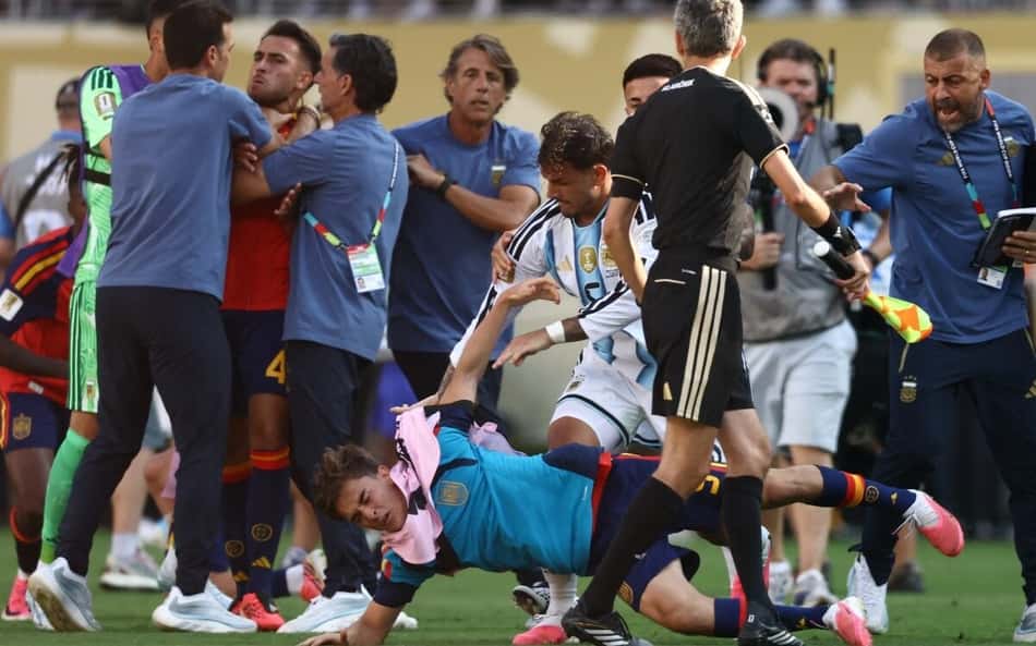 Paredes em confusão na final da Copa (Foto: CHARLY TRIBALLEAU / AFP)