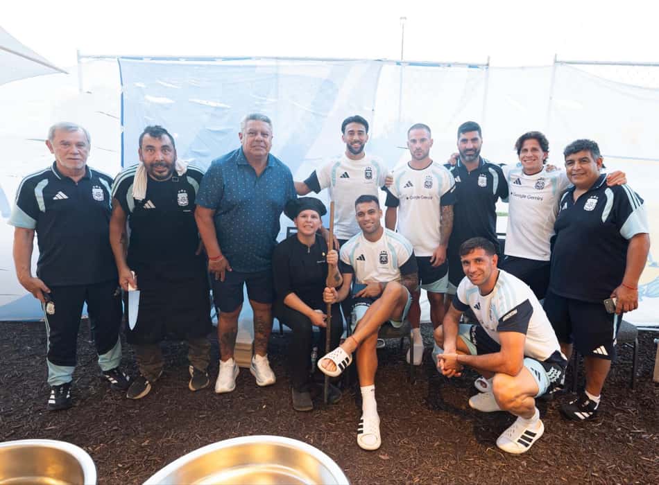 Parte do elenco da Argentina durante churrasco antes de jogo contra Cabo Verde, pela Copa do Mundo