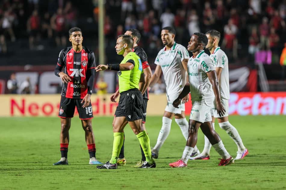 Partida entre Vitória e Palmeiras pelo Brasileirão foi marcada por polêmicas de arbitragem