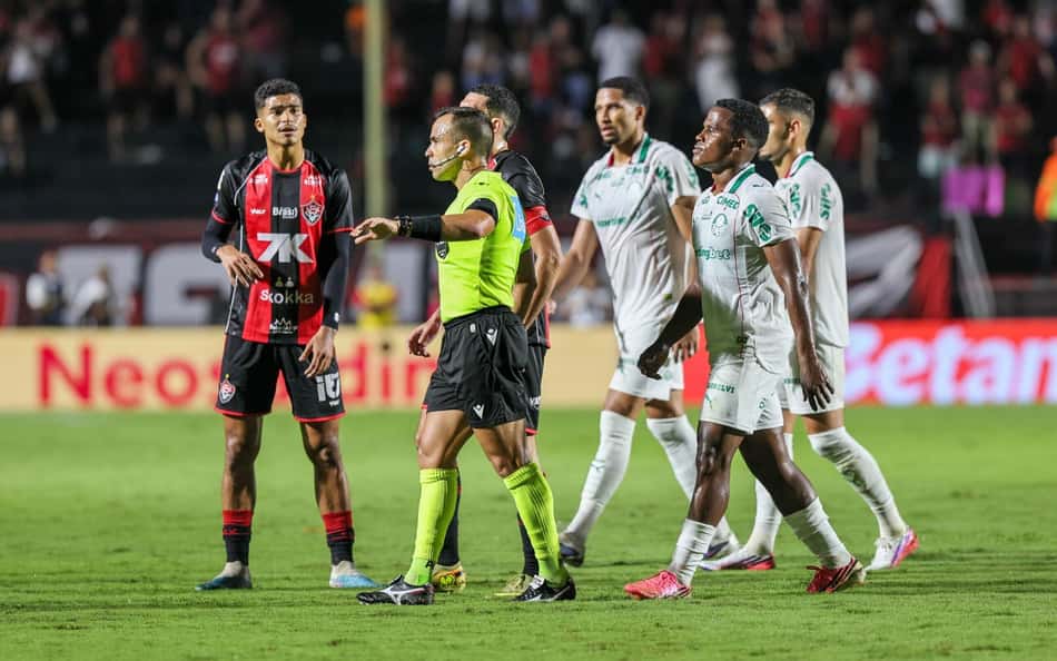 Partida entre Vitória e Palmeiras pelo Brasileirão foi marcada por polêmicas de arbitragem