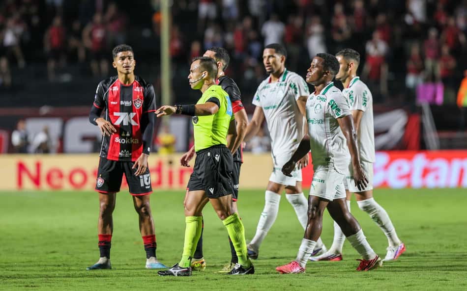 Partida entre Vitória e Palmeiras pelo Brasileirão foi marcada por polêmicas de arbitragem