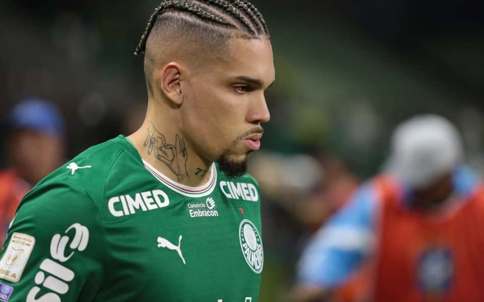 Paulinho, do Palmeiras, em ação na partida contra o Atlético-MG pelo Campeonato Brasileiro