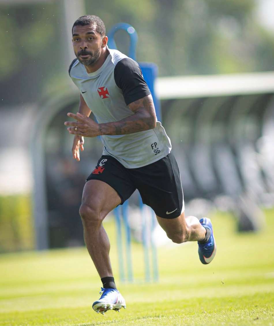 Paulo Henrique dá pique durante treino do Vasco no CT Moacyr Barbosa