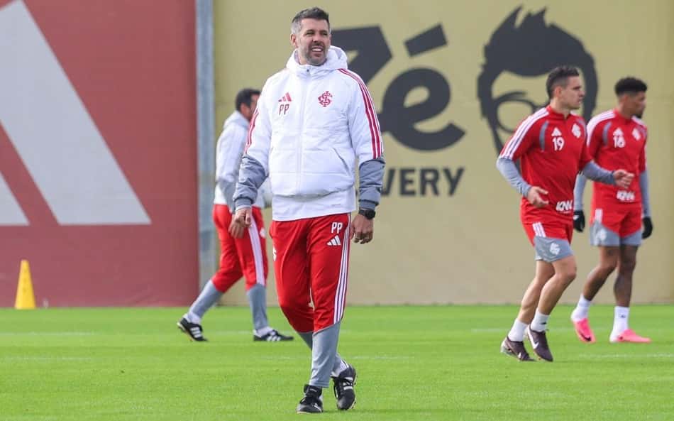 Paulo Pezzolano comanda treinamento no Inter