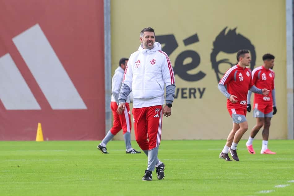 Paulo Pezzolano comanda treinamento no Inter