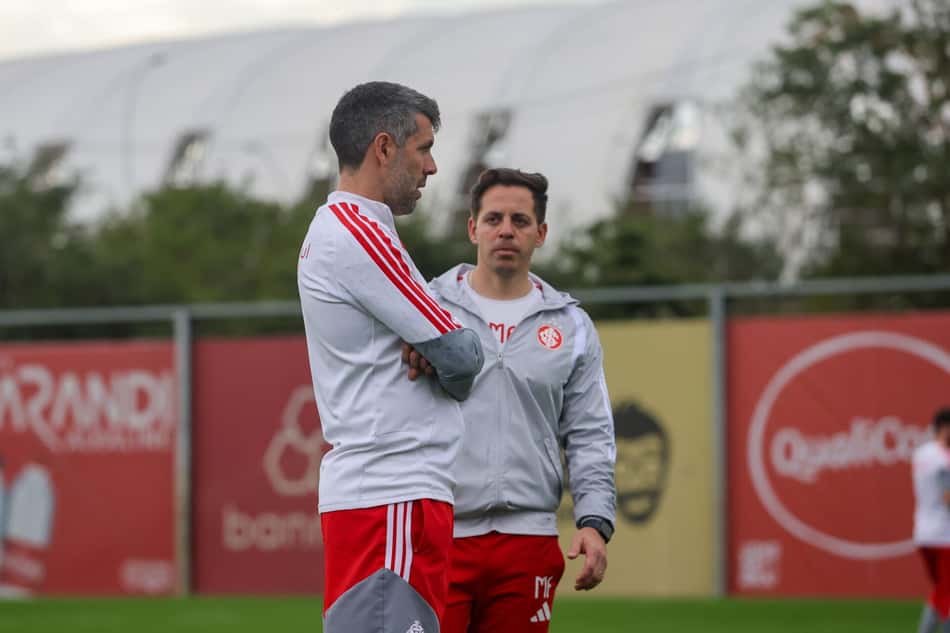 Paulo Pezzolano lidera treino no Inter