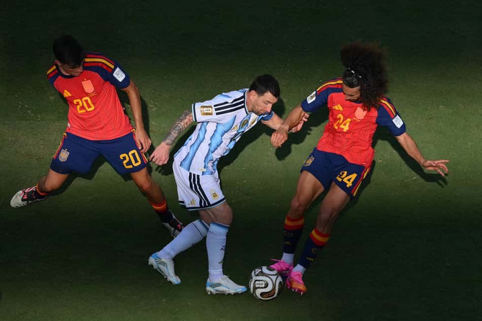 Pedri e Cucurella cercam Messi durante a final da Copa do Mundo