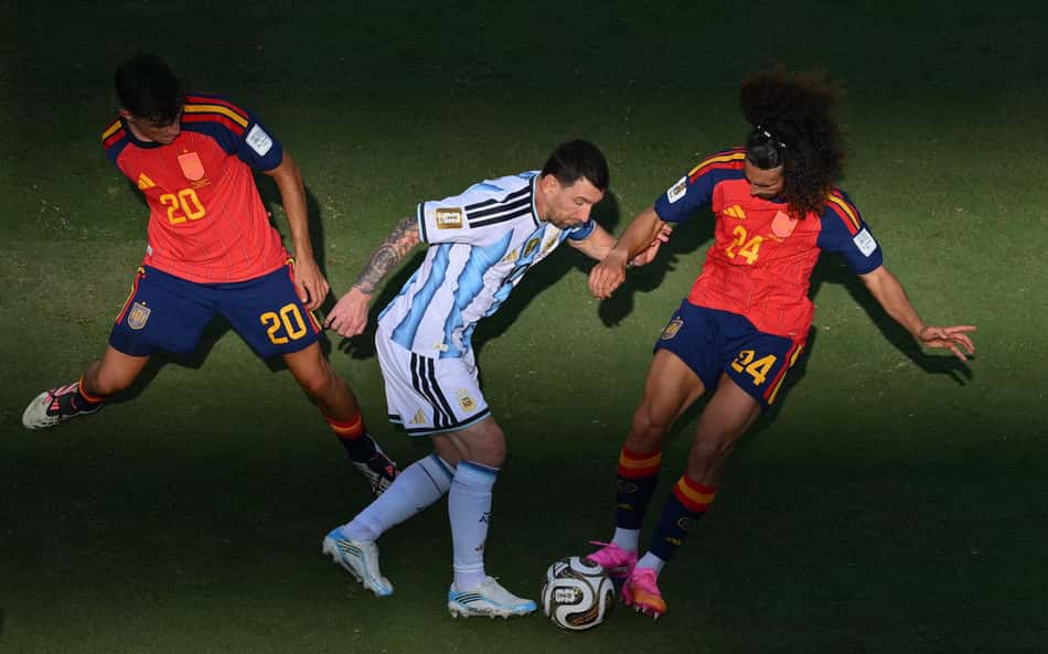 Pedri e Cucurella cercam Messi durante a final da Copa do Mundo