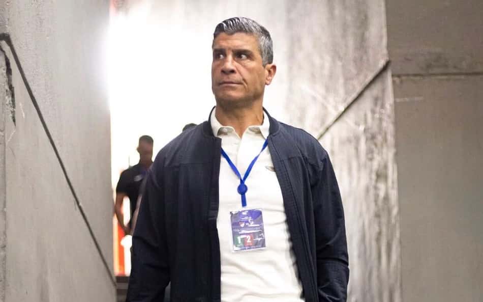 Pedro Emanuel chegando para a partida entre Vasco e Independiente Medellín