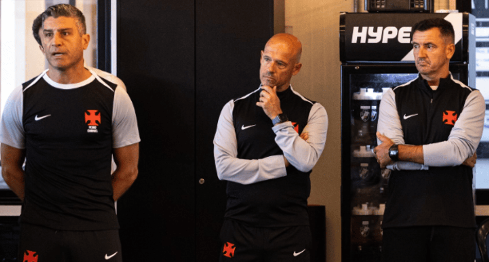 Pedro Emanuel conversa com os jogadores do Vasco ao lado de sua comissão técnica