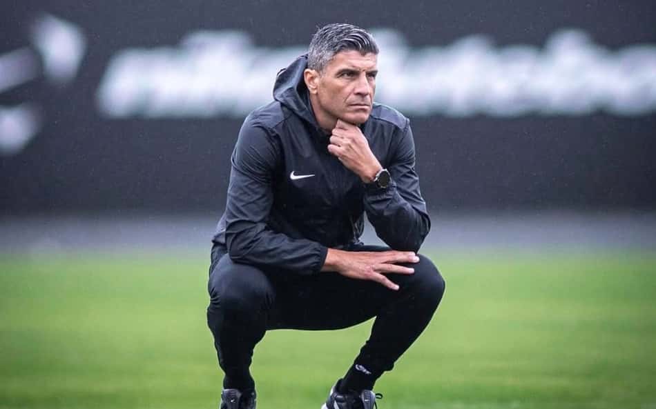 Pedro Emanuel observa treino do Vasco no CT Moacyr Barbosa
