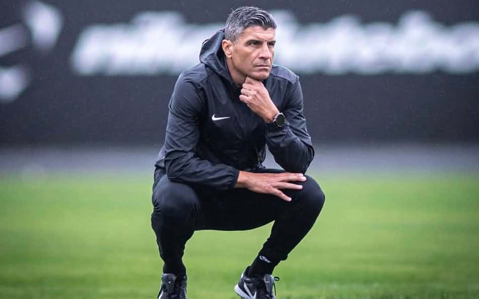Pedro Emanuel observa treino do Vasco no CT Moacyr Barbosa