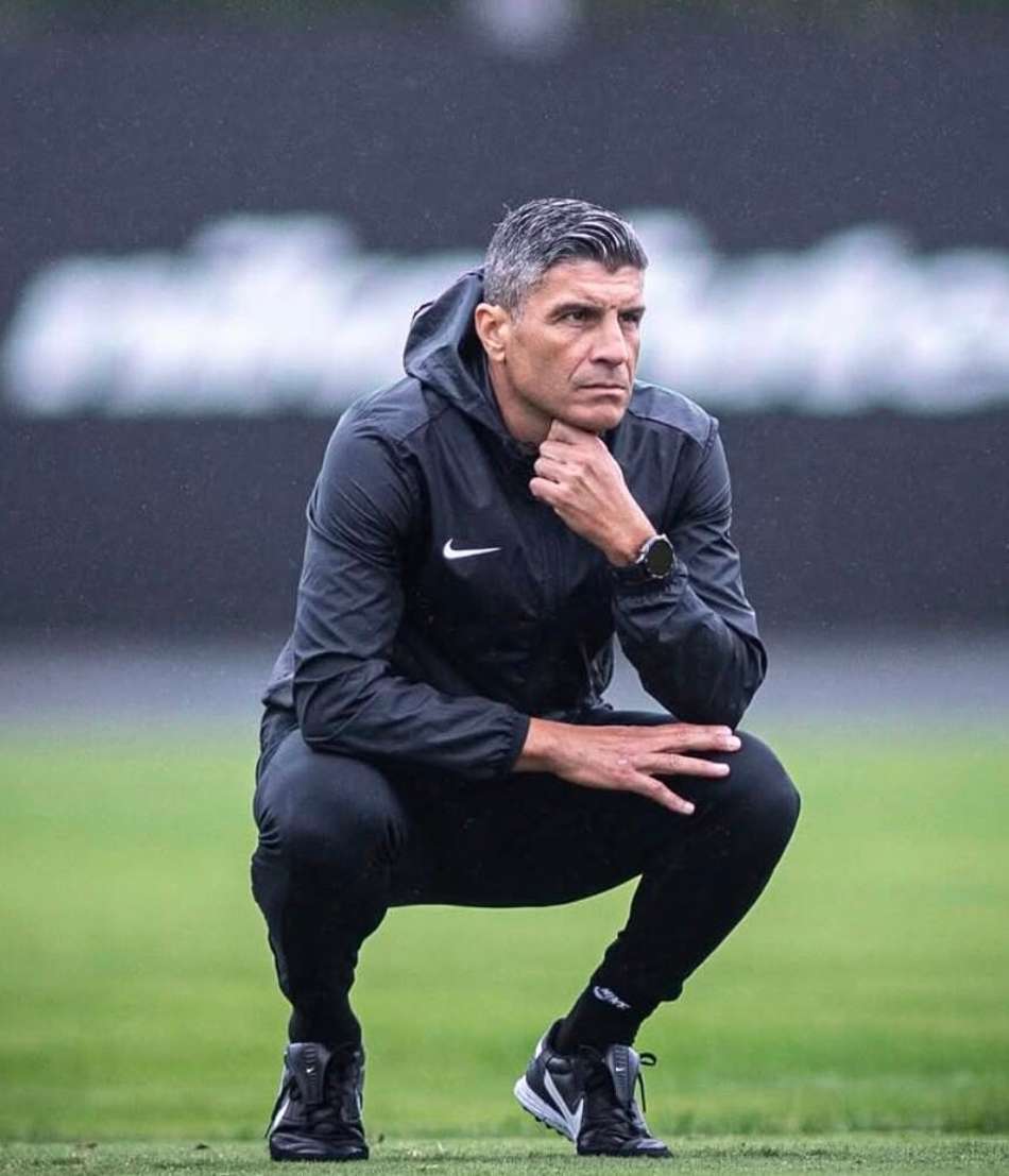 Pedro Emanuel observa treino do Vasco no CT Moacyr Barbosa
