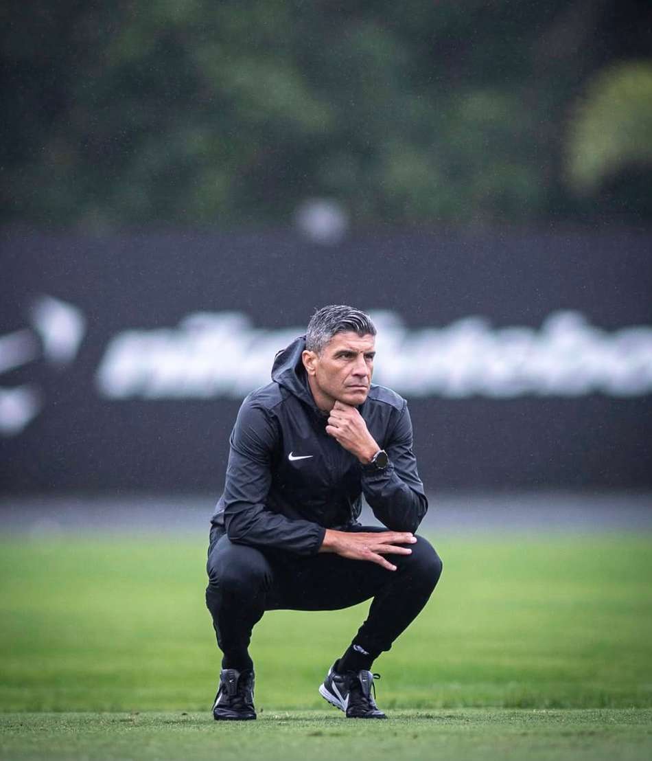 Pedro Emanuel observa treino do Vasco no CT Moacyr Barbosa