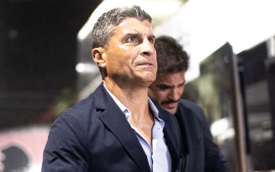 Pedro Emanuel chegando para a partida entre Vasco e Vitória no Barradão
