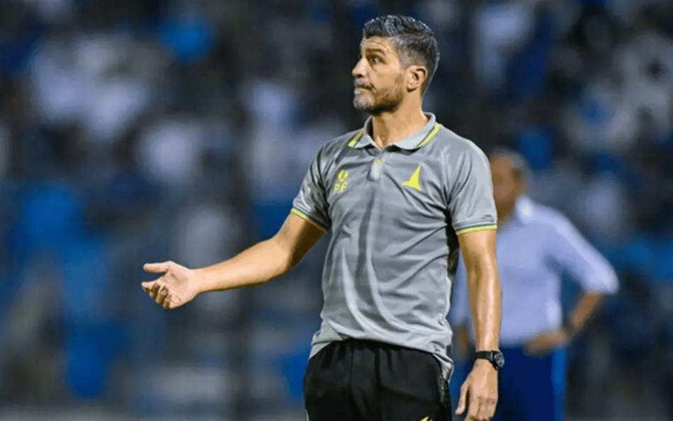Pedro Emanuel a beira do campo no comando do Al-Khaeej