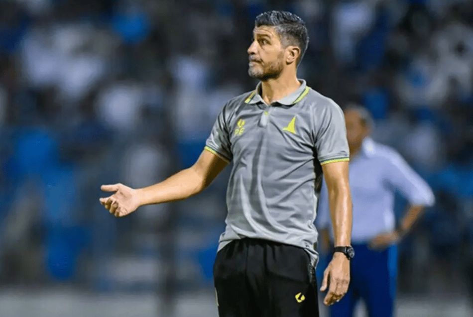 Pedro Emanuel a beira do campo no comando do Al-Khaeej