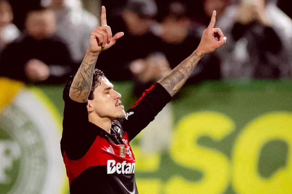 Pedro aponta para o céu com os dois braços para cima em comemoração de gol do Flamengo contra a Chapecoense