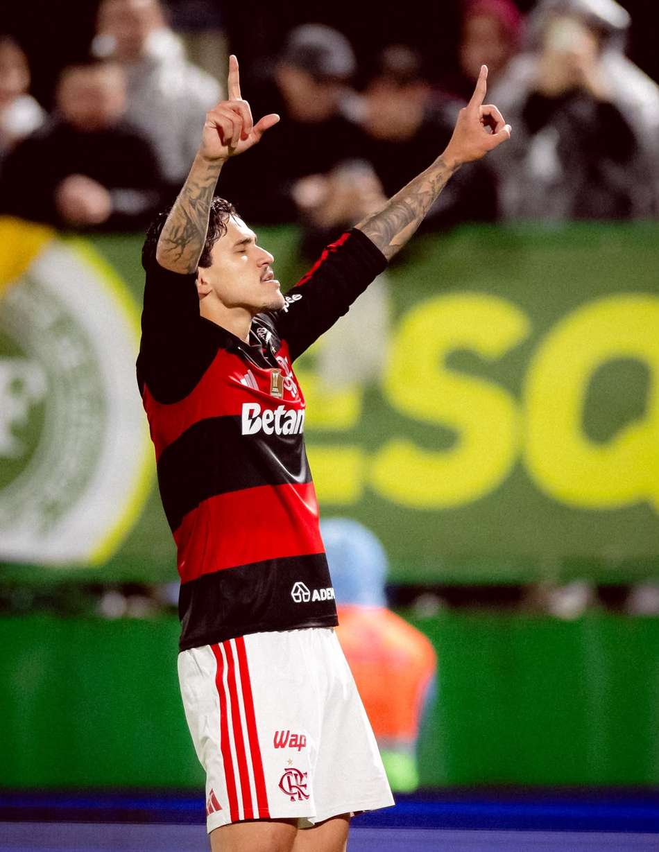Pedro aponta para o céu com os dois braços para cima em comemoração de gol do Flamengo contra a Chapecoense