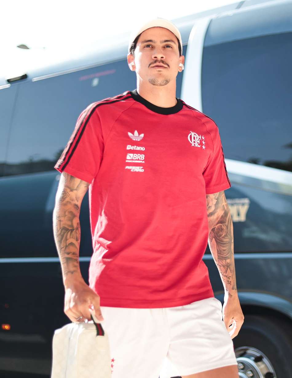 Pedro na chegada do Flamengo ao amistoso contra o Benfica