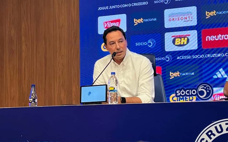 Pedro Junio na sala de imprensa da Toca II