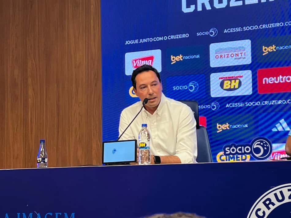 Pedro Junio na sala de imprensa da Toca II