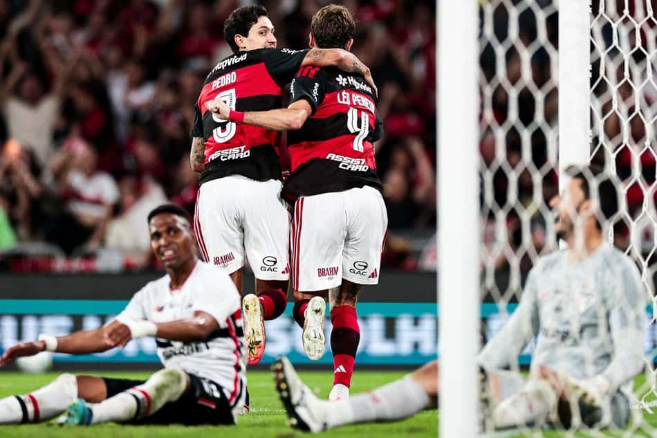 Pedro e Léo comemoram gol do Flamengo