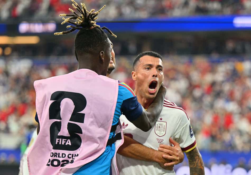 Nico Williams, de colete, abraça Pedro Porro, que grita em comemoração de gol da espanha contra a França