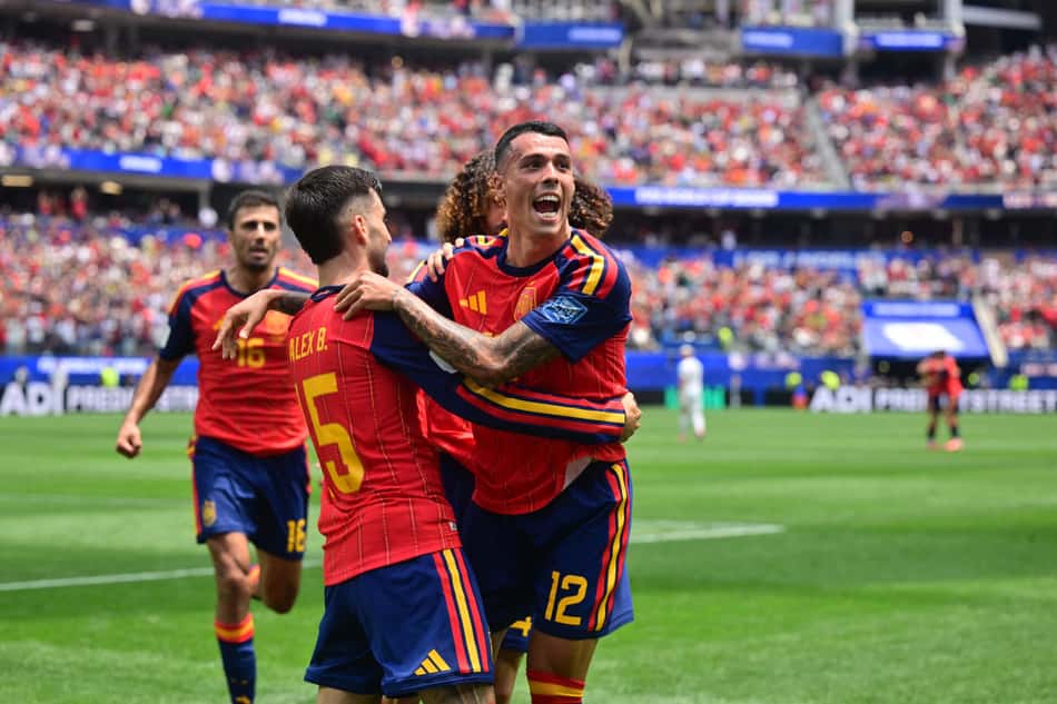 Pedro Porro, camisa 15, celebra o segundo da Espanha contra a Áustria pela Copa do Mundo