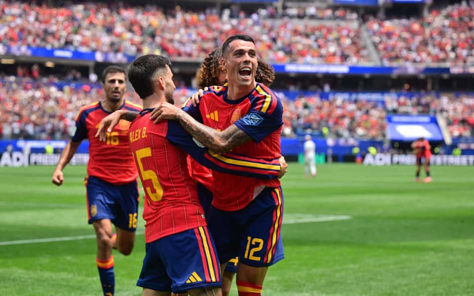 Pedro Porro, camisa 15, celebra o segundo da Espanha contra a Áustria pela Copa do Mundo