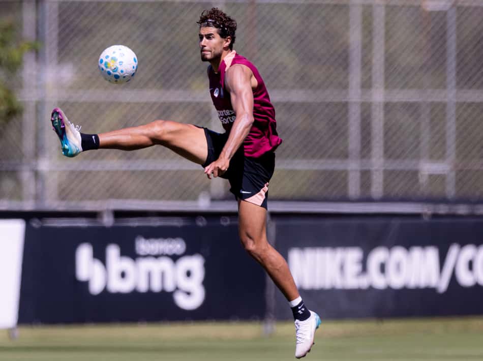 Pedro Raul com a bola durante treino do Corinthians
