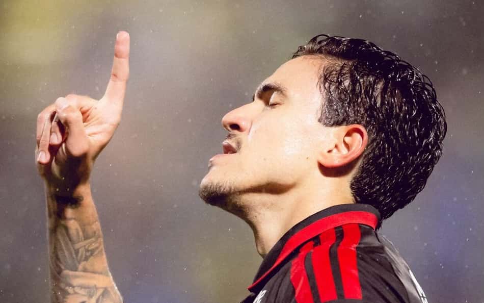 Pedro comemora gol pelo Flamengo em partida contra a Chapecoense pelo Brasileirão