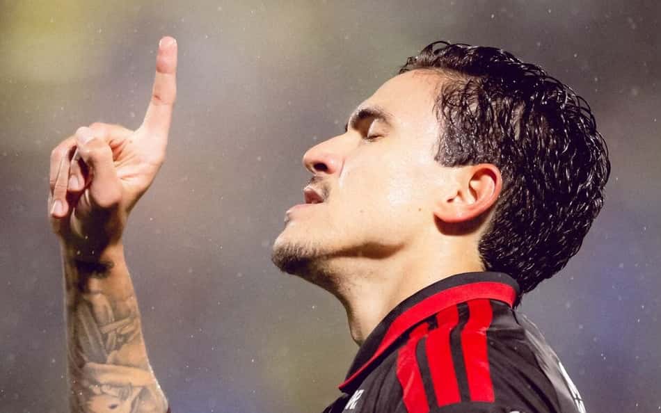 Pedro comemora gol pelo Flamengo em partida contra a Chapecoense pelo Brasileirão