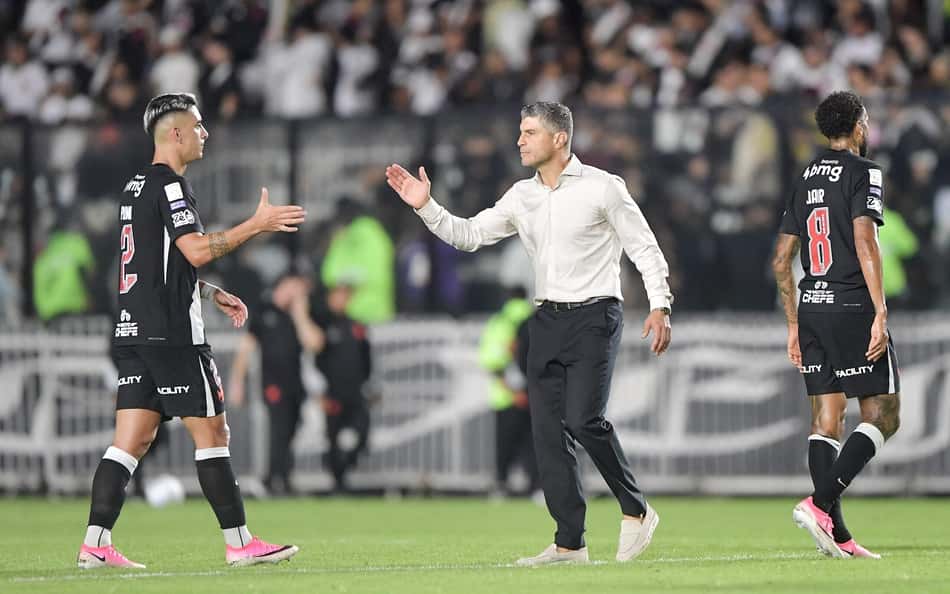 Pedro Emanuel cumprimenta jogadores após empate de Vasco e Mirassol