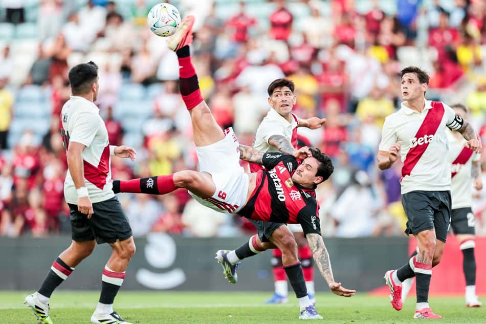 Pedro faz movimento de bicicleta, mas não acerta a bola em Flamengo x River Plate