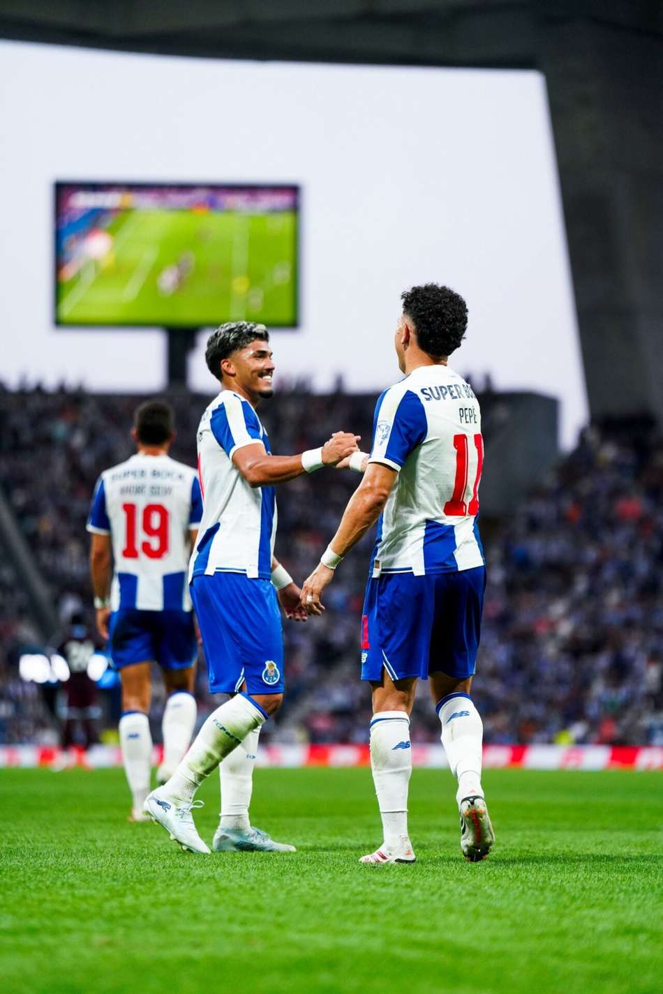 Pepê e William Gomes apertam as mãos em comemoração de gol do Porto em amistoso com o Aston Villa