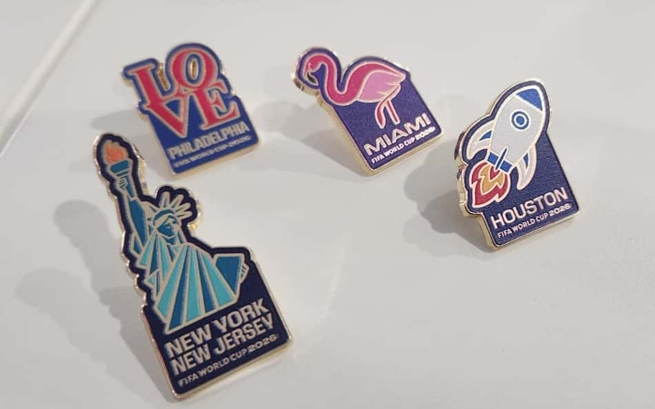 Pins das sedes viram troféus para jornalistas na cobertura da Copa