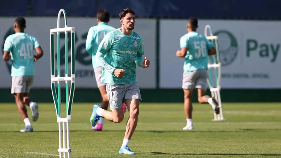 Piquerez, lateral-esquerdo do Palmeiras, durante treinamento