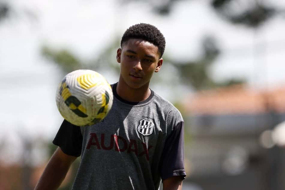 Vitinho Jr olhando para bola