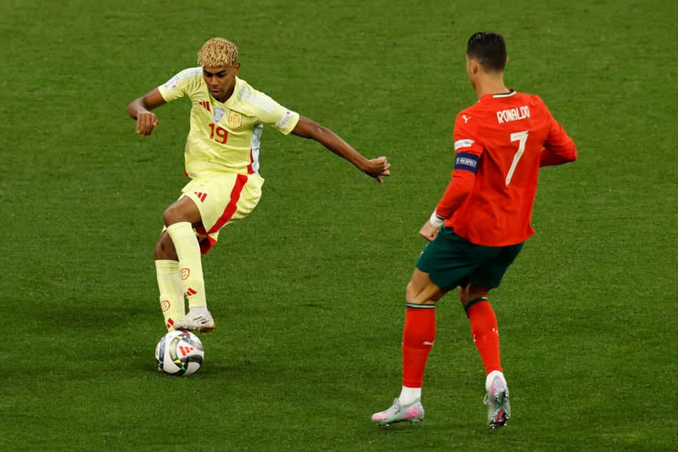 Lamine Yamal tenta passar pela marcação de Cristiano Ronaldo no duelo entre Portugal e Espanha