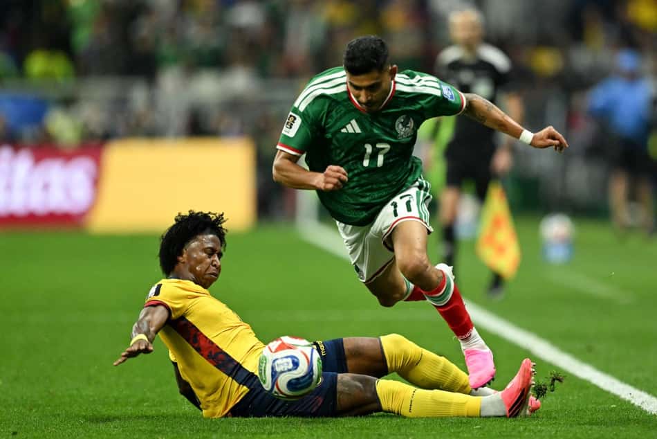 Preciado dá carrinho em campo com a camisa do Equador diante do México na Copa do Mundo